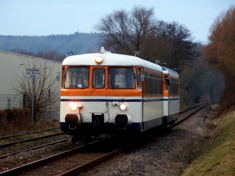 Am fr�hen Abend des 04.01.2008 ist VS 51, welcher von dem 1969 gebauten MAN VT 9 geschoben wird, bei Waibstadt als SWE Richtung Aglasterhausen unterwegs.