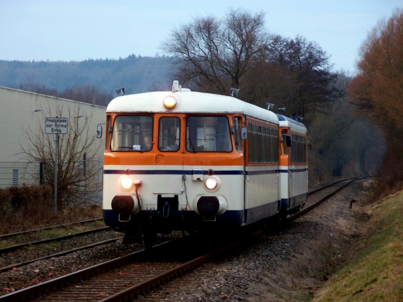 Am frhen Abend des 04.01.2008 ist VS 51, welcher von dem 1969 gebauten MAN VT 9 geschoben wird, bei Waibstadt als SWE Richtung Aglasterhausen unterwegs.