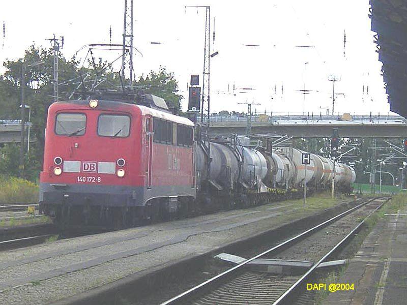 Am frhen Abend des 18.08.2004 zieht 140172 einen Gterzug Richtung Falkenberg (Elster). Hier durchfhrt der Zug gerade den Bf Lutherstadt Wittenberg.