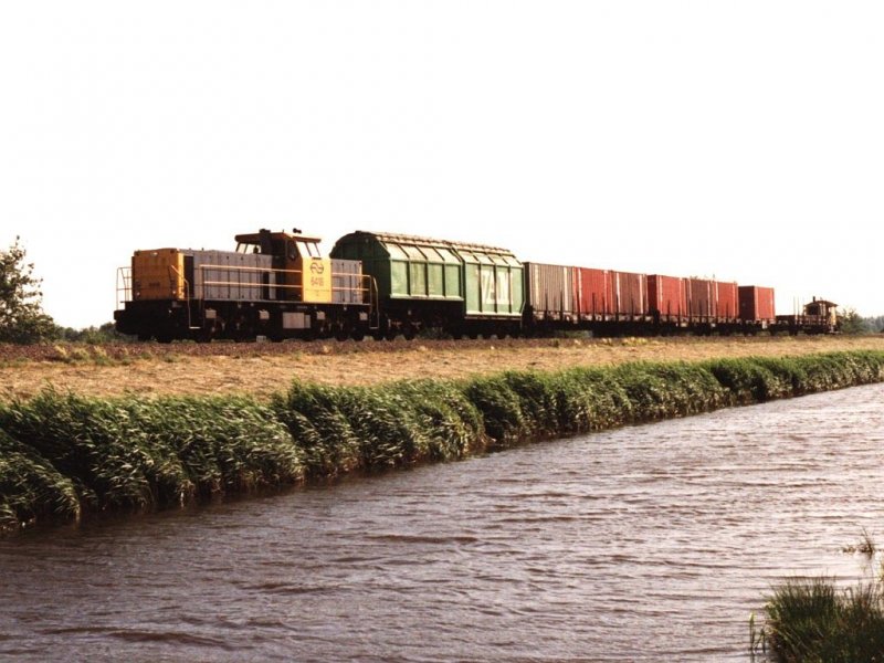 Am frhen Morgen (29-5-1992) ist die 6418 mit die letzte planmge Gterzug 55711 Onnen-Leeuwarden unterwegs bei Lytse Geast (Frysln). Am Ende des Zges ist ein kleinlok der type  Sik  zu sehen. Bild und scan: Date Jan de Vries. 
