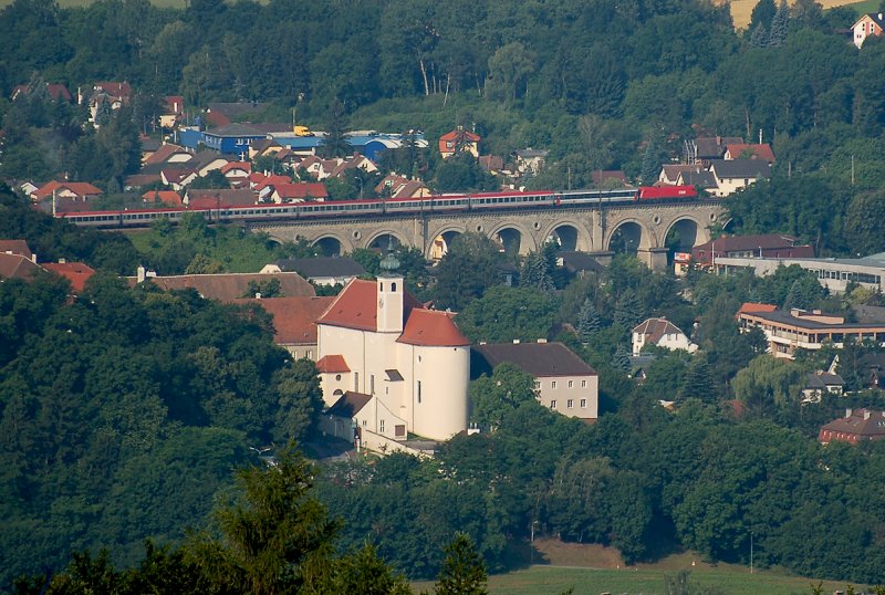 Am frhen Morgen des 15.Juni 2008 berquert BB Eurocity 160  Vorarlberg  von Wien Westbahnhof nach Zrich das Viadukt nach Neulengbach in Niedersterreich.
