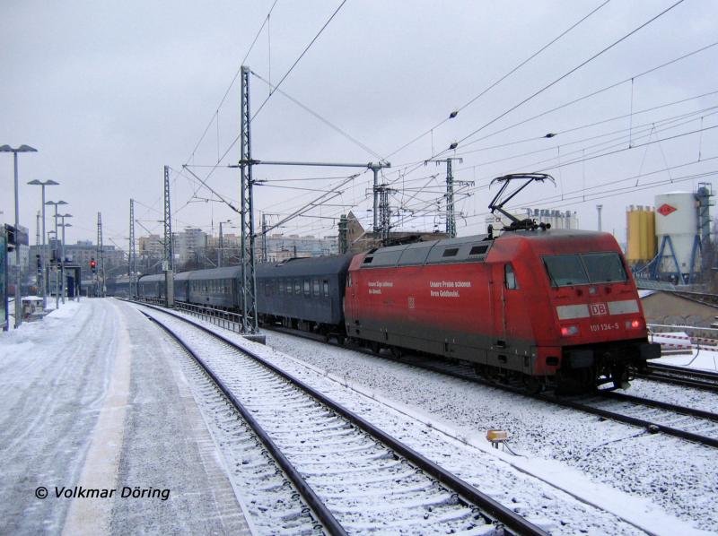 Am frhen Morgen kommt 101 134 schiebend am CNL 50478 - 11.02.2006
