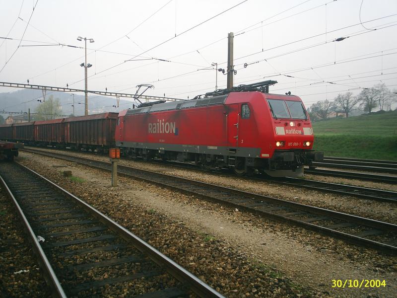 Am frhen Morgen im Mai 2005 steht 185 098 in Chiasso SM mit einem leeren Holzhackschnitzelzug zur abfahrt bereit. Der Zug mit der Zugnummer 47000 wird bis Erstfeld von BLS Personal gefahren.