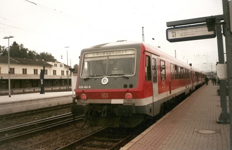 Am frhen Morgen im Oktober 2000 stand der 628 484 in Kaiserslautern am Bahnsteig.