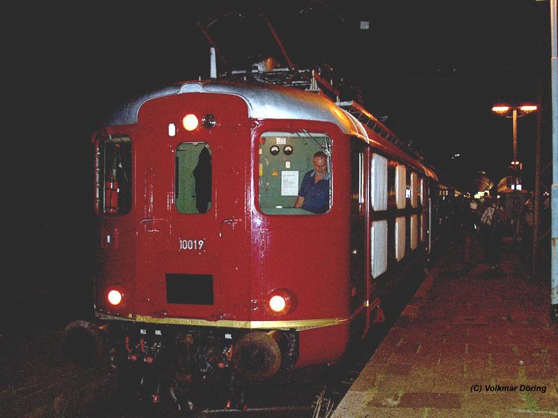 Am frhen Morgen stehen die rote Re 4/4 10019 und die blaue Re 4/4 10008 in Hamburg vor dem EK-Sonderzug nach Meiningen bereit - 04.09.2004
