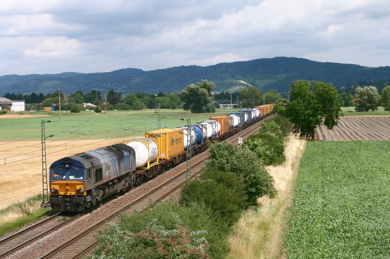 Am frhen Nachmittag des 19.07.08 zieht ERS 66 11 den DGS 40115 von Rotterdam Maasvlakte nach Melzo an den Fotografen in Grosachsen-Heddesheim vorbei.