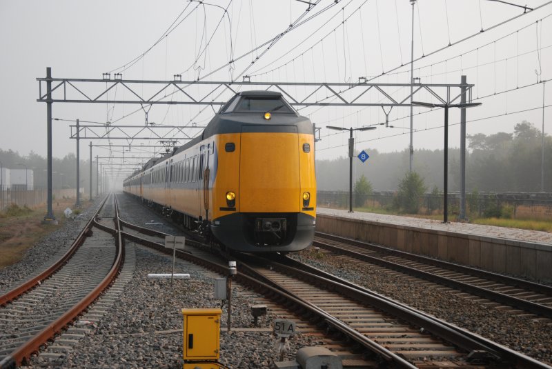 Am frhen Sonntagmorgen fahrt die 4068 mit ein IC nach Utrecht durch Bahnhof 't Harde (20/09/09). 