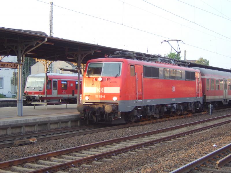 Am fr�hen Sonntagmorgen muss 111 118-6 mit ihrem RB 48 ( K�ln - Wuppertal Oberbarmen ) auf den falschfahrenden EC 9 nach Chur warten. Im Hintergrund steht ein VT 628 ( RB 47 ) abfahrbereit nach Wuppertal HBF �ber Remscheid.