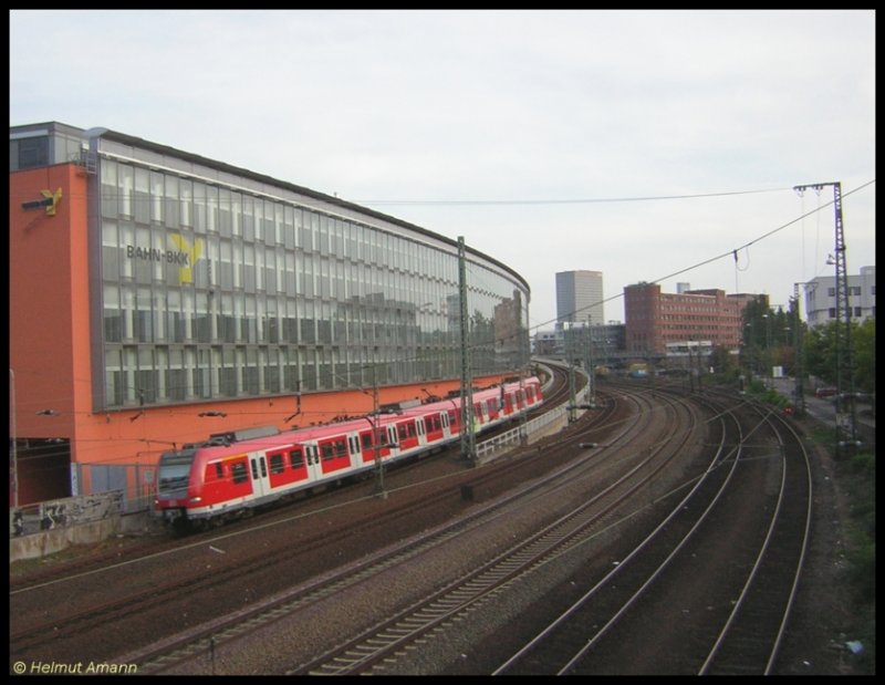 Am Gebude der Bahn-BKK vorbei fuhr die S6 nach Friedberg mit 423 419 am 30.09.2006 aus dem Bahnhof Frankfurt am Main-West aus.