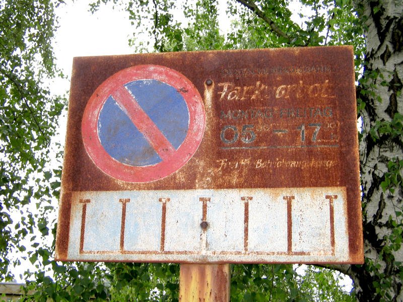 Am Gelnde der ehemaligen Reichsbahnwerkstatt, dem Lokschuppen Thum hat dieses Schild die Wende und noch einige Jhrchen mehr berdauert, 07.09.07
