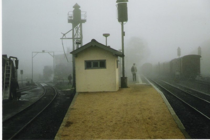 Am gleichen Morgen des 6.10. in Wernigerode. 
Nebel sat!! Wie man sieht, sieht man nichts, nicht einmal das Ende vom Zug!