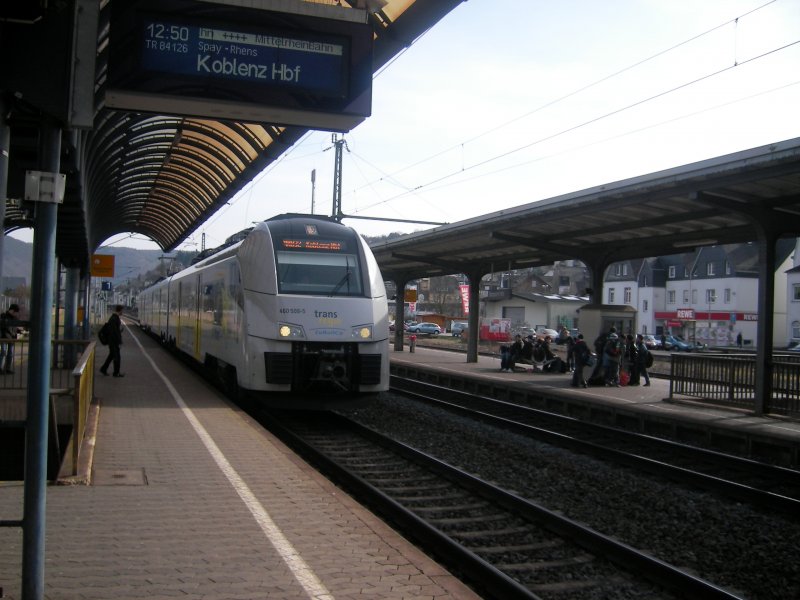 Am Gleis 1 fhrt ein 460er der trans regio ein (Boppard Hbf, 25.02.2009)
