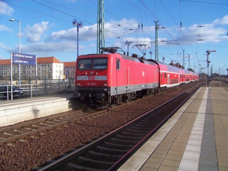 Am Gleis 1 fhrt jetzt 112 116-9 mit dem RE2 von Cottbus nach Rathenow ber Berlin. Lbbenau/Spreewald den 16.02.2008