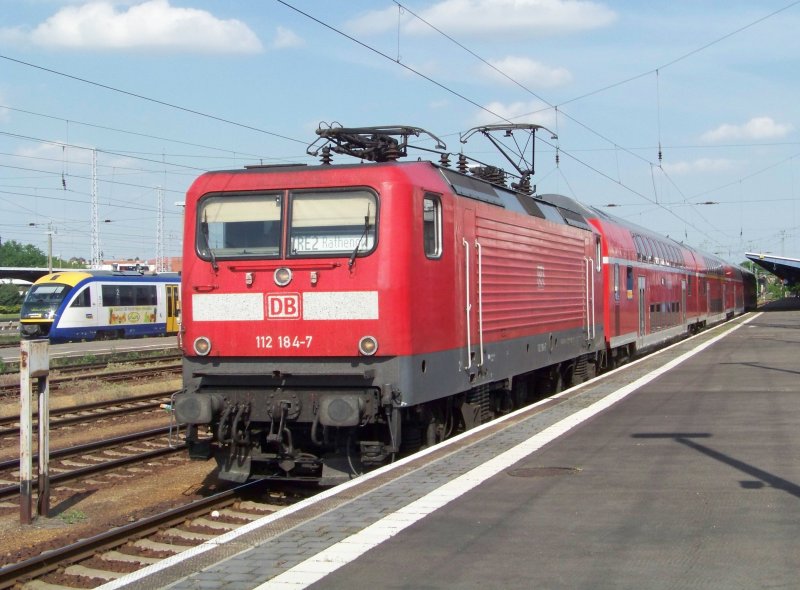Am Gleis 1 fhrt jetzt ab der RE2 nach Rathenow ber Kolkwitz, Vetschau, Raddusch, Lbbenau, Lbben, Brandt/Nl., Knigs Wusterhausen und Berlin. Als Lok dient 112 184-7. Cottbus den 13.05.2008