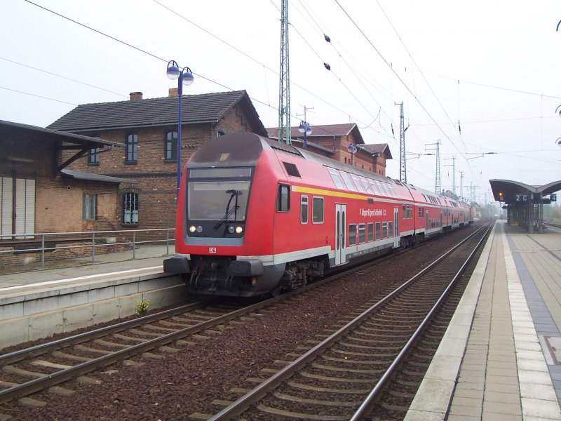 Am Gleis 1 ist gerade eingefahren der RE2 von Cottbus nach Rathenow. Auf Grund von Bauarbeiten fuhr dieser Zug nur bis Knigs Wusterhausen. Lbbenau/Spreewald den 28.10.2007
