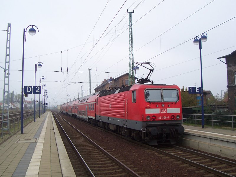 Am Gleis 1 ist gerade losgefahren der RE2 von Cottbus nach Rathenow. Auf Grund von Bauarbeiten fuhr dieser Zug nur bis Knigs Wusterhausen. Lbbenau/Spreewald den 28.10.2007
