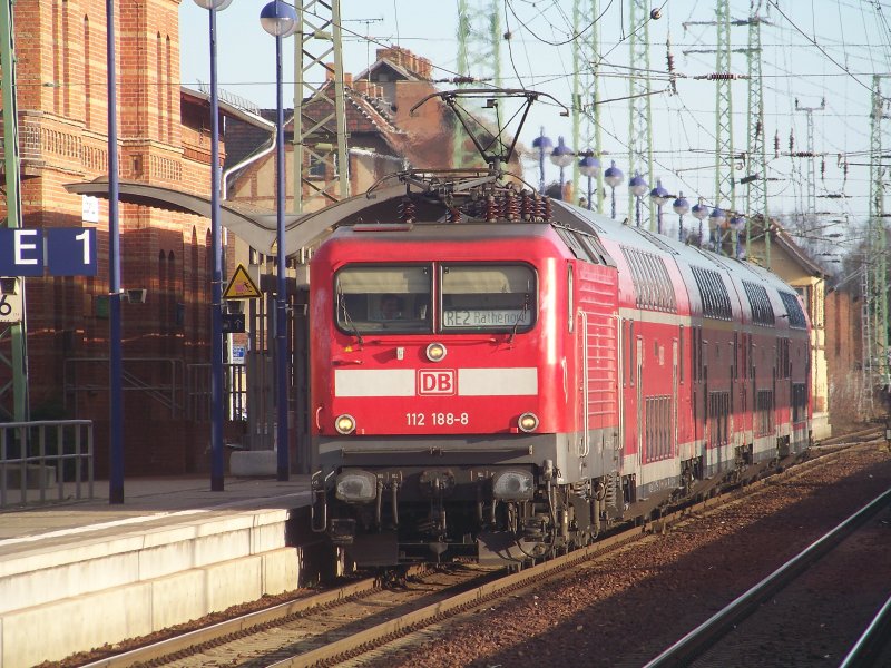 Am Gleis 1 (im Abschnitt E bis C) steht bereit der RE2 nach Rathenow ber Lbben/Spreewald und Berlin. 112 188-8 ist als Lok zu erkennen. Lbbenau/Spreewald den 16.02.2008 