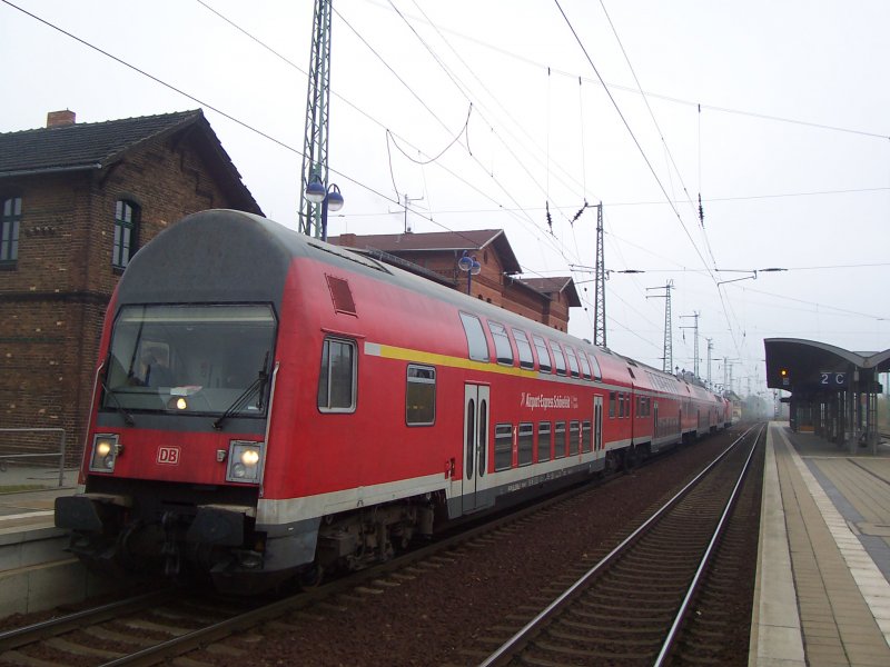 Am Gleis 1 sthet der RE2 von Cottbus nach Rathenow bereit. Auf Grund von Bauarbeiten fhrt dieser Zug nur bis Knigs Wusterhausen. Lbbenau/Spreewald den 28.10.2007