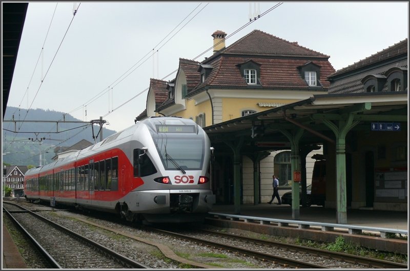 Am Gleis 1 in Wattwil hlt der SOB Flirt 526 048-4 nach Wil. Der Bahnhof Wattwil wird zur Zeit ausgebaut und mit Hochperrons versehen, was die provisorischen Tritte auf der Kante zum Verschwinden bringt. (14.07.2008)