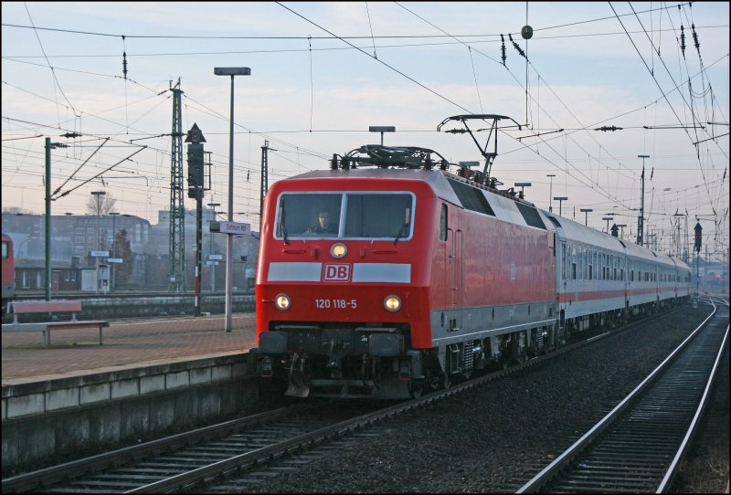 Am Gleis 10 fhrt ein: InterCity 1941 von Kln nach Berlin-Sdkreuz ber Hamm (Westf), Bielefeld und Hannover. Kurz nach der Ansage rollt 120 118 auf Gleis 10 ein. (01.01.08)