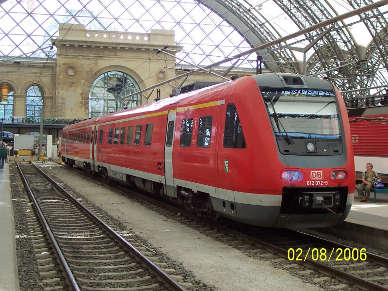 Am Gleis 11 ist gerade eingefahren die Baureihe 612 aus Hof Hbf. Der Tf hat die Zugzielanzeige schon wieder verndert, als Ziel Hof Hbf. Dresden Hbf den 02.08.2006