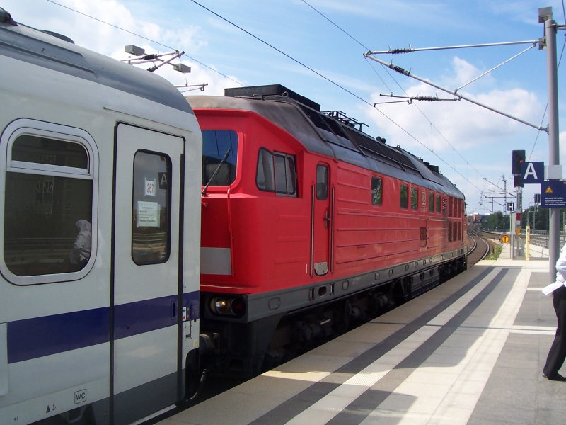 Am Gleis 13 hlt eine Garnitur des Berlin-Warszawa Express durchfahrt durch den Berliner Hbf. Datum: 23.07.2007