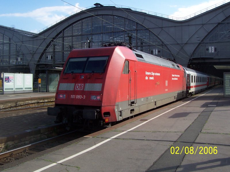 Am Gleis 13 steht 101 093-3 mit einem IC bereit. Kurz nach eintreffen dieses IC nahm der Triebfahrzeugfahrer den Stromabnehmer runter. Leipzig Hbf den 02.08.2006