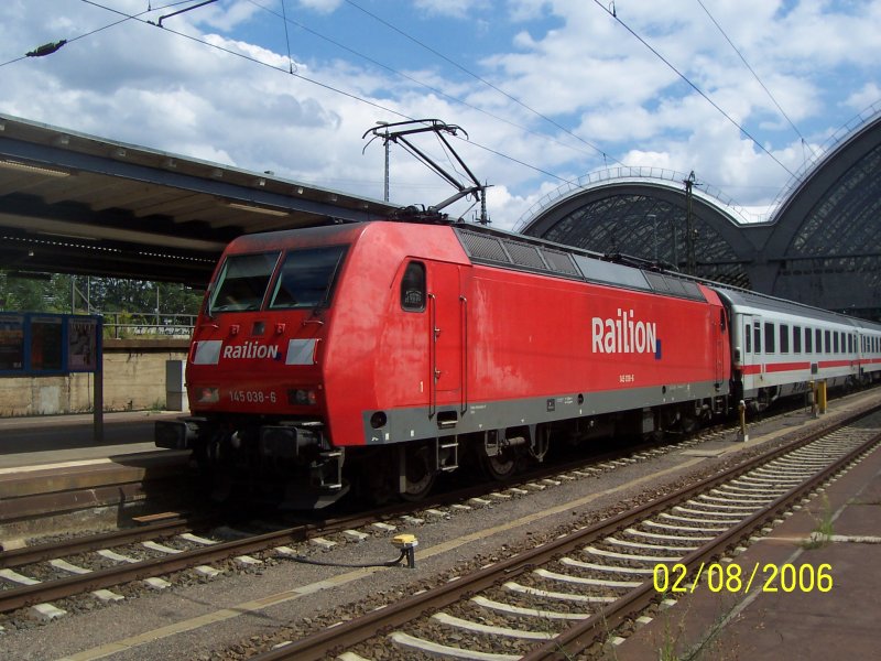 Am Gleis 13 steht bereit der IC nach Karlsruhe ber Chemnitz Hbf. Aber was sehe ich den da?? Eine Lok der Baureihe 145(Railion) - an einem IC?? Ist das normal?? Dresden hbf den 02.08.2006