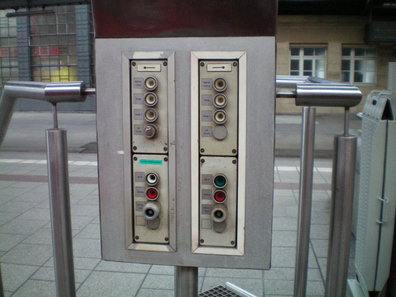 am gleis 2 bitte einsteigen,tren schlieen. zp9 anlage in karlsruhe  hbf.aufgenommen am 28.01.2008