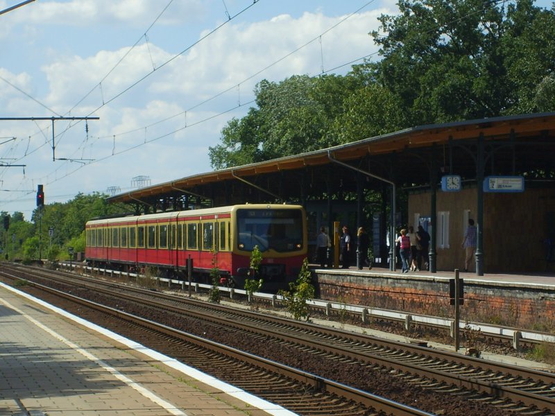 Am Gleis 2 des Bahnhofs Karlshorst steht hier am 8.7.07 eine ein Halbzug der Baureihe 481 nach Erkner