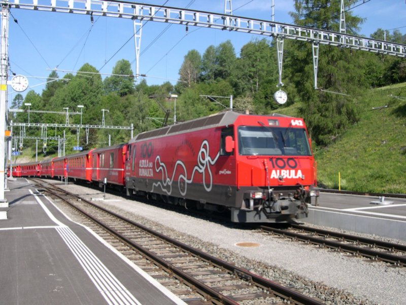 Am Gleis 2 fhrt ein Regioexpress von Chur nach St. Moritz! Nchster Halt Bergn - tnt es aus dem Lautsprecher in Filisur als am 15.06.2006 Ge 4/4 III 642  Breil/Brigels  eintrifft. Die Lok wirbt noch fr das Jubilum der Albulabahn. Die Kringel auf der Seitenwand zeigen den Streckenverlauf der Albulabahn zwischen Bergn und Preda.