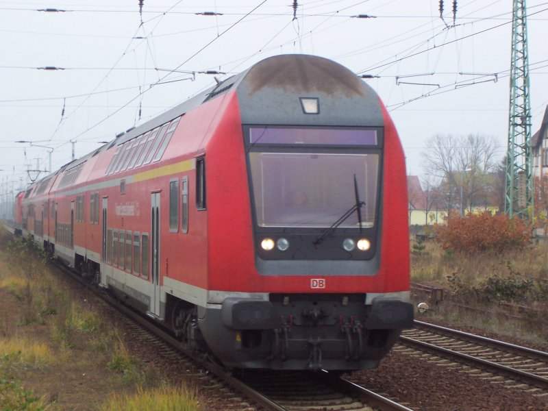 Am Gleis 2 fhrt jetzt ein der RE2 von rathenow nach Cottbus ber Vetschau. Auf GRund von Bauarbeiten kam dieser Zug aus Knigs Wusterhausen. Lbbenau/Spreewald den 28.10.2007 