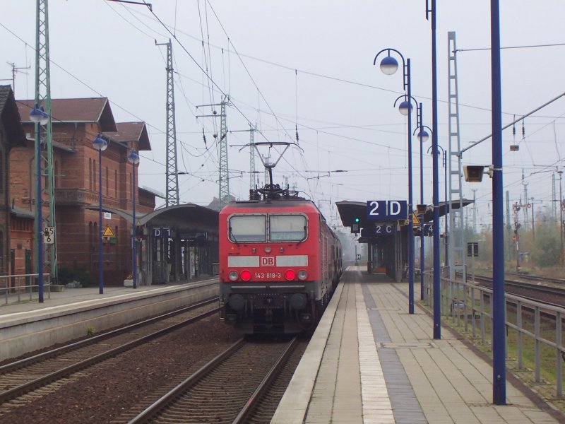 Am Gleis 2 fhrt jetzt ein der RE2 von Rathenow nach Cottbus ber Vetschau. Auf Grund von Bauarbeiten kam dieser Zug aus Knigs Wusterhausen. Lbbenau/Spreewald den 28.10.2007