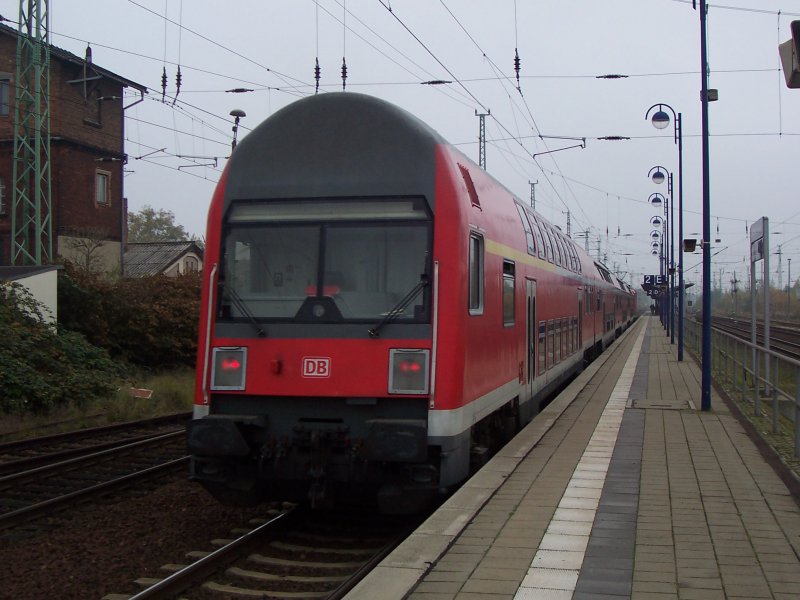 Am Gleis 2 fhrt jetzt ein der RE2 von Rathenow nach Cottbus ber Vetschau. Auf Grund von Bauarbeiten kam dieser Zug aus Knigs Wusterhausen. Lbbenau/Spreewald den 28.10.2007