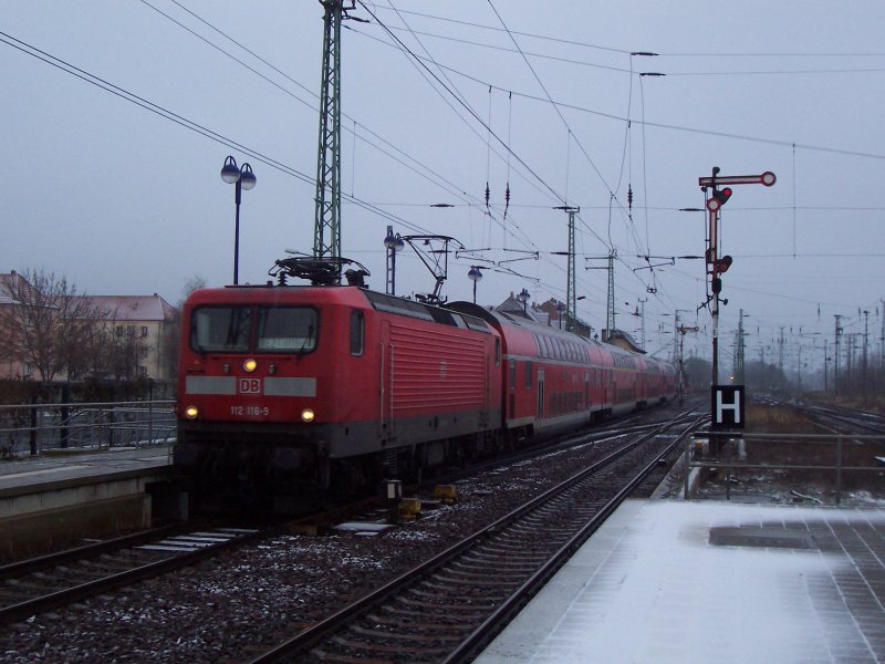 Am Gleis 2 hlt Einfahrt der RE2 von Cottbus nach Rathenow. 112 116-9 dient als Lok. Lbbenau/Spreewald den 01.01.2008