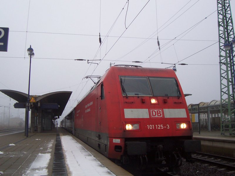 Am Gleis 2 steht der EC 241  Wawel  nach Krakow Glowny bereit. Als Lok dient 101 125-3. Lbbenau/Spreewald den 01.01.2007