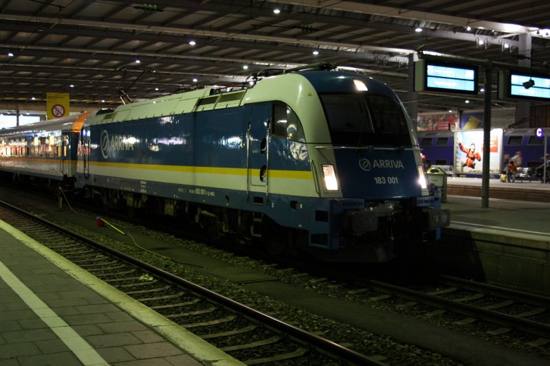  Am Gleis 25, bitte einsteigen, Vorsicht an den Tren und bei der Abfahrt des Zuges.  Hier der ALEX BR 183 001 auf dem Weg nach Regensburg HBF am 10.8.09.    