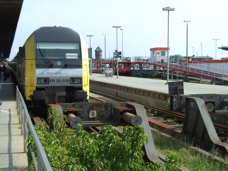 Am Gleis 3 im Bahnhof Westerland/Sylt steht der  geliehene  Eurorunner ER 20-010 mit der NOB 80514 aus Hamburg-Altona.
Rechts hinter Bahnsteig 4/5 sieht man noch das Lade-Terminal des  Sylt Shuttle .
Westerland, der 17.8.08