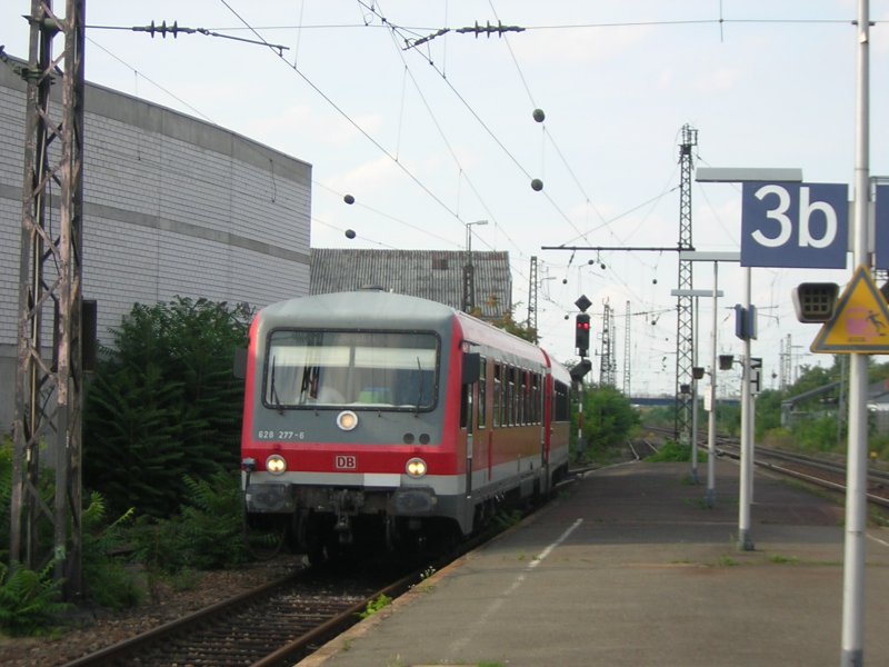 Am Gleis 3b steht abends am 13.08.2007 bereit die Regionalbahn (RB) nach Ramsen.