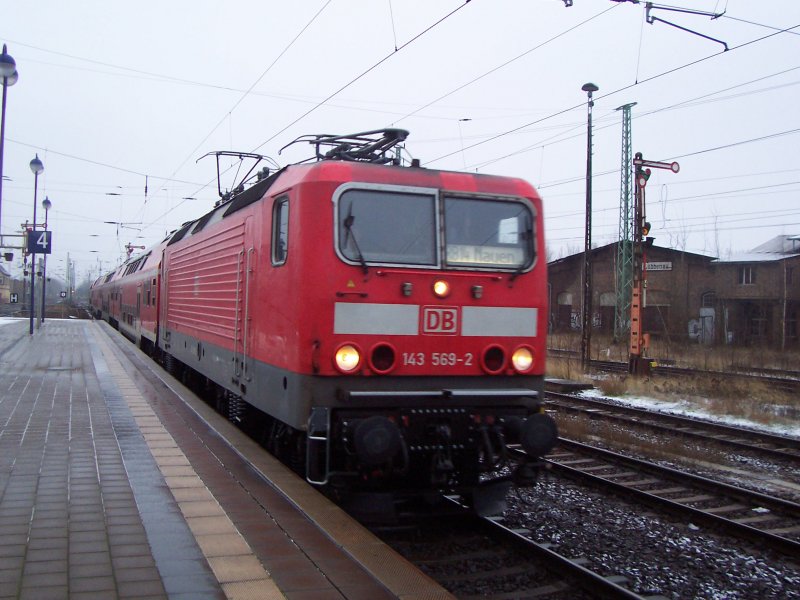 Am Gleis 4 fhrt gerade ein - die RB 14 von Senftenberg nach Nauen. Als Lok dient 143 569-2. Lbbenau/Spreewald den 01.01.2008