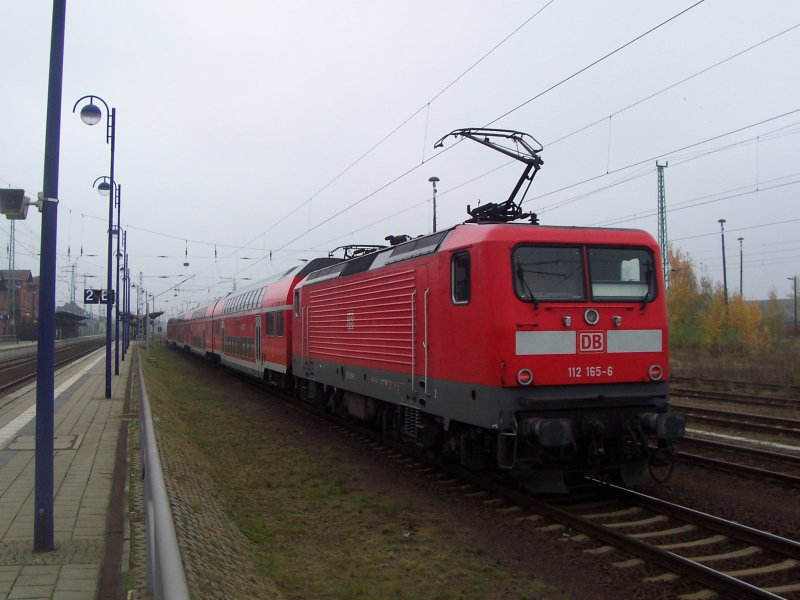 Am Gleis 4 fhrt jetzt ein die RB 14 von Nauen nach Senftenberg. Auf Grund von Bauarbeiten kam dieser Zug heute aus Knigs Wusterhausen. Als Lok dient 112 165-6. Lbbenau/Spreewald den 28.10.2007