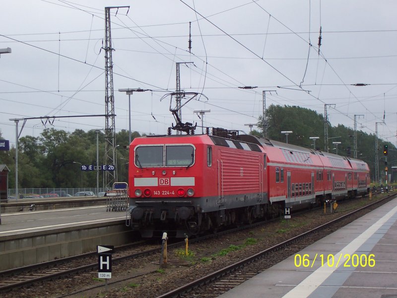 Am Gleis 4 hlt jetzt Ausfahrt der RE9 nach Sassnitz. Er kann jetzt mit 40 Km/h aus dem bahnhof fahren und dann mit Hchstgeschwindigkeit. Stralsund Hbf den 06.10.2006