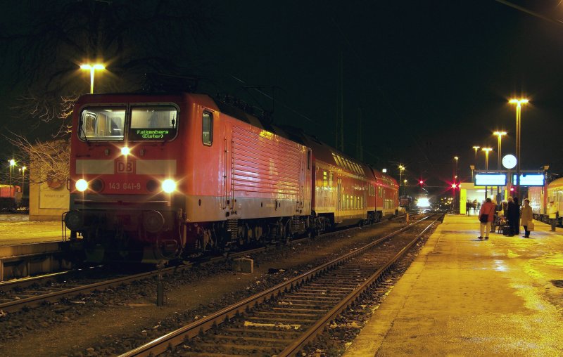 Am Gleis 6 steht bereit die RB43 von Frankfurt/Oder nach Falkenberg/Elster. Als Lok dient 143 641-9. Cottbus den 02.02.2009