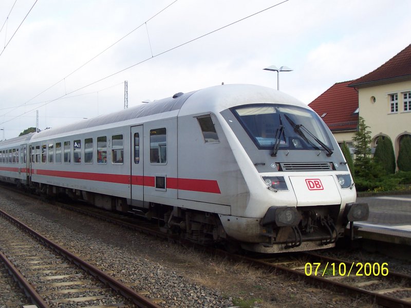 Am Gleis2 steht ein IC. Hier zu sehen ist ein  lterer  Steuerwagen zu sehen. Ostseebad Binz den 07.10.2006