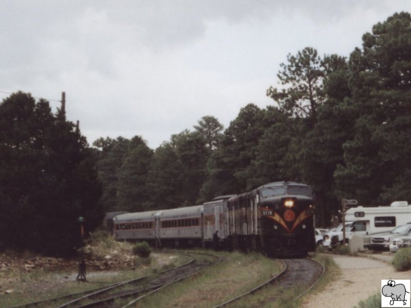 Am Grand Canyon rangierte zum Zeitpunkt unseres Aufenthaltes im Grand Canyon Village eine Zuggarnitur der Grand Canyon Railroad. Als Zugloks wurden zwei Alco FPA-4 eingesetzt, vorne #6776 und dahinter #6793.
Die Aufnahme entstand am 22. Juli 2006