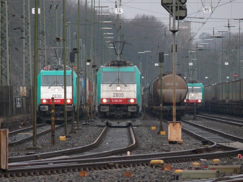 Am heutigen 17. Januar gaben sich die 28er in Aachen-West frmlich die Klinke in die Hand. Hier stehen 2830, 2805 und 2806 startbereit nebeneinander.