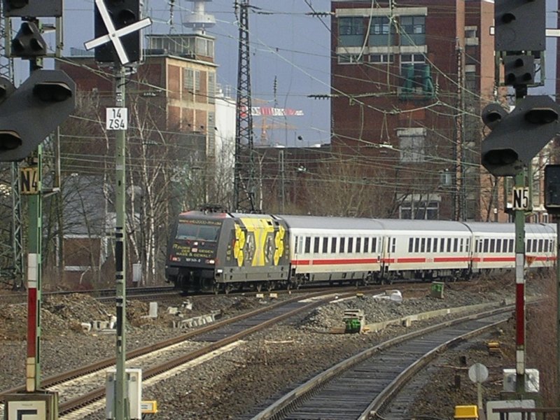 Am heutigen Regentag ein kurzer Gru von der Sonne,
auf die BR 101 141-0 (Gegen Gewalt II) mit IC 2156 nach Dsseldorf bei der Einfahrt im Bochumer Hbf.,Gleis3.(06.02.2008)