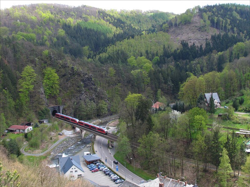 Am Himmelfahrtstag fhrt die Mglitztalbahn Heidenau - Altenberg (Erzgebirge) zwar nur nach dem ausgednnten Fahrplan wie an Wochenenden aber immerhin mit zwei Desiro-Einheiten statt sonst nur mit einer; hier sind sie gerade als RB 17869 aus dem Pilztunnel gekommen und berqueren auf der unmittelbar anschlieenden Brcke die Mglitz und die Strae S178 kurz vor Glashtte; 01.05.2008
