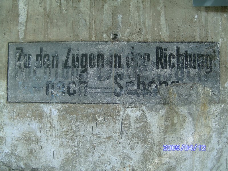 Am Hp von Schmilka ist noch die verbleichten Richtungsangaben zu lesen (Zu den Zgen in der Richtung nach = Schna) und ganz schwach noch zu Lesen ( Richtung Bodenbach(Decin) ).