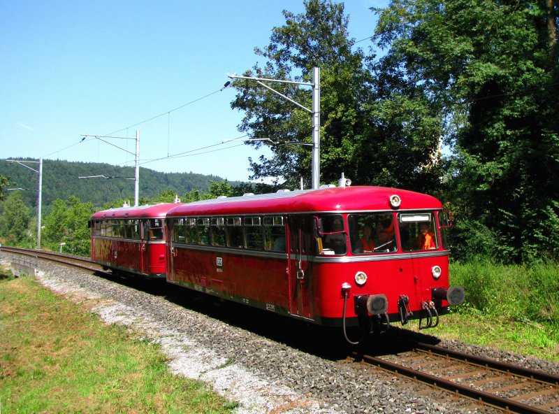 Am Jubilumswochenende vom 22./23.August wurden die Thurbotriebzge der S27 und S41 durch zwischen Koblenz und Waldshut durch diese Schienenbusgarnitur ersetzt. Hier ist ein solchen Zug gerade nach Koblenz unterwegs und nur noch wenige Meter vom Tunnel entfernt. (23.August 2009)
